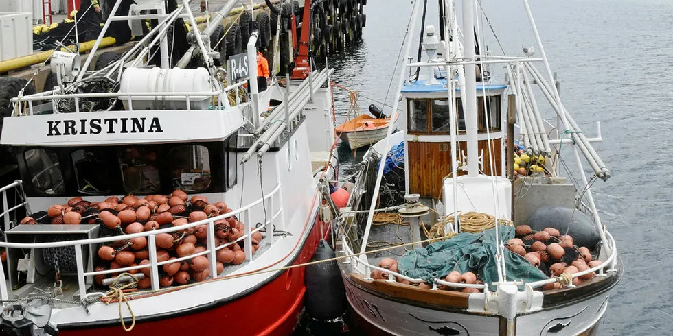 MAKRELL-DEBUT: De siste ukene har Hopen Fisk tatt imot sine første tonn med makrell. Her er det Bernhard Idsø og hans mannskap som ligger til levering med fartøyene «Kristina» og «Idse Jr.».