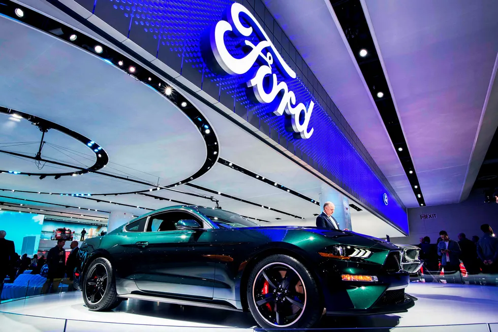 Ford Mustang Bullitt vises frem på den store bilmessen som pågår i Detroit. Men særlig internasjonalt er det elbiler og lavutslippsbiler som etterspørres. Foto: Jewl Samad/AFP/NTB Scanpix