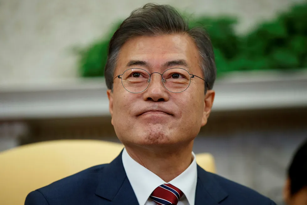 Japan støtter USAs beslutning om å avlyse det kommende toppmøtet med Nord-Korea. Sør-Koreas president Moon Jae-In (bildet), som nettopp kom tilbake fra et møte med president Donald Trump, er «svært forvirret» over beslutningen. Foto: Evan Vucci/AP photo/NTB Scanpix