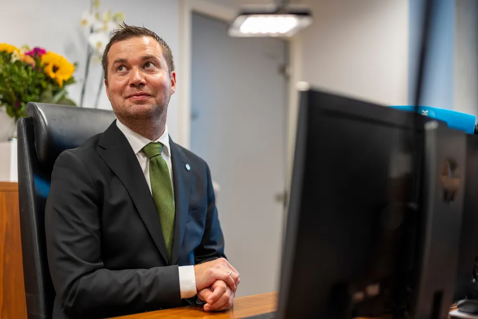 Nyutnevnt landbruks- og matminister Geir Pollestad informerte Statsministerens kontor (SMK) om sine forbindelser til Hå rugeri.