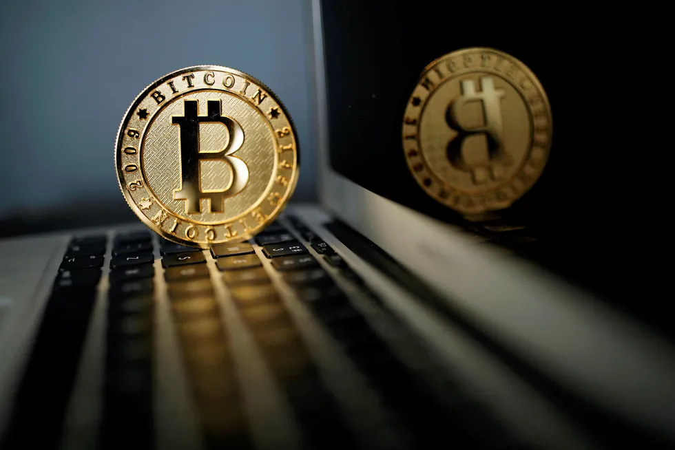 Et illustrasjonsbilde av en bitcoin. Nå skal den amerikanske investoren Mike Novogratz hive seg over valutaen. Foto: Benoit Tessier/Reuters/NTB Scanpix