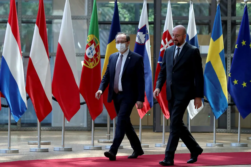 Kosovos statsminister Abdullah Hoti (t.v.) bekreftet at han er smittet av koronaviruset, men at han ikke har noen klare symptomer. Bildet er fra et EU-møte i juni.