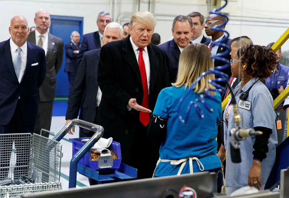 President-elect Donald Trump greet workers during a visit to Carrier factory, Thursday, Dec. 1, 2016, in Indianapolis, Ind. (AP Photo/Evan Vucci) --- Foto: Evan Vucci/Ap/NTB scanpix