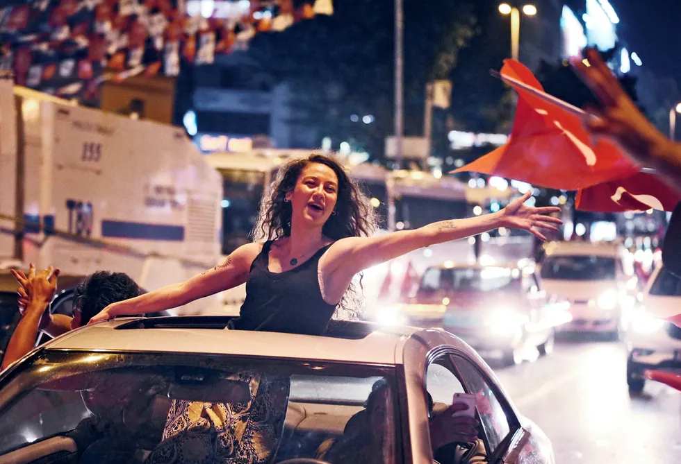 Tilhengerne jubler i gatene i Istanbul etter at opposisjonen ved den sekulære sentrumskandidaten Ekrem İmamoğlu vant ordførervalget.
