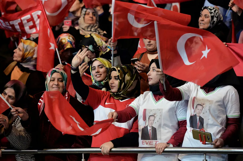 Sist lørdag gikk startskuddet for ja-kampanjen som leder opp til folkeavstemningen 16. april, der Tyrkia kan få et presidentsystem som betyr betydelig mer makt til president Recep Tayyip Erdogan. Foto: AP/NTB Scanpix