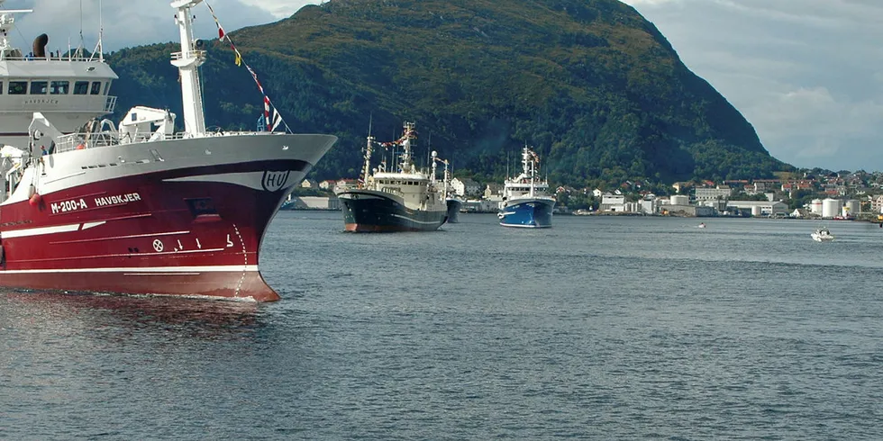 PARADE: Ålesunds nye storkommune nesten på fangsttoppen i fiskeri. Her fra en parade med byens fiskeflåte i 2015.