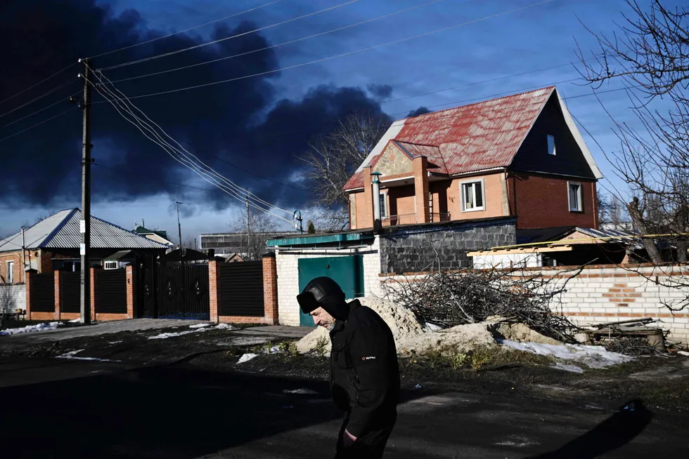 Svart røyk veltet opp fra en militærflyplass ved Kharkiv i Ukraina, etter Russlands angrep mot landet torsdag. Krigshandlingene ryster det europeiske gassmarkedet.