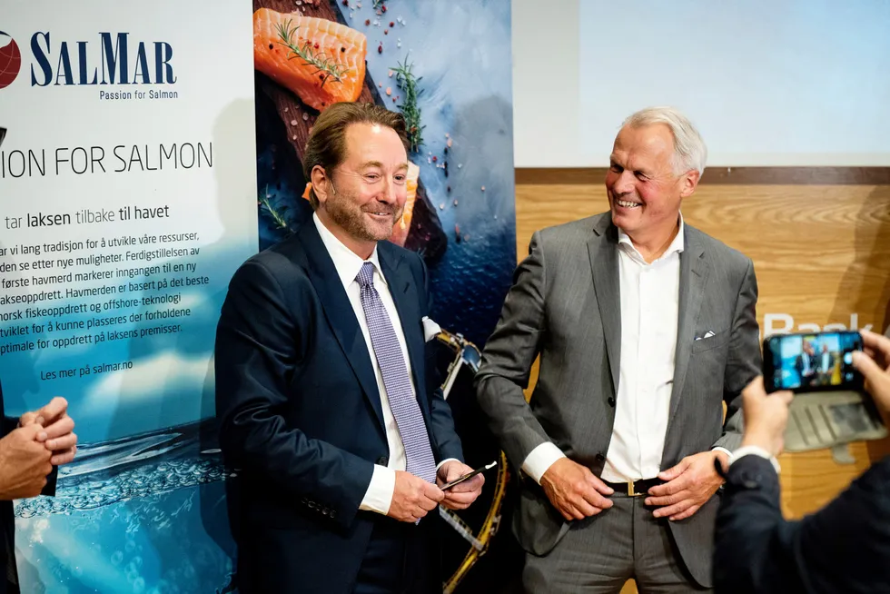 Aker-eier Kjell Inge Røkke (til venstre) og Salmar-eier Gustav Witzøe lanserte planene om havbruk til havs i Trondheim torsdag i forrige uke.