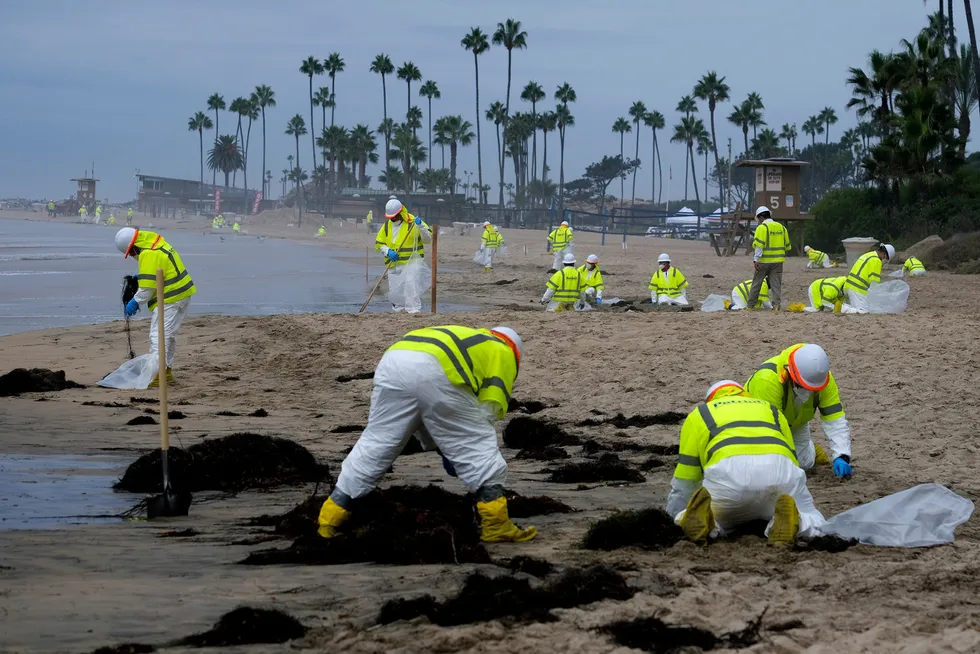 Det måtte et omfattende oppryddingsarbeid til etter oljesøl ved Corona Del Mar på kysten av California i fjor høst.