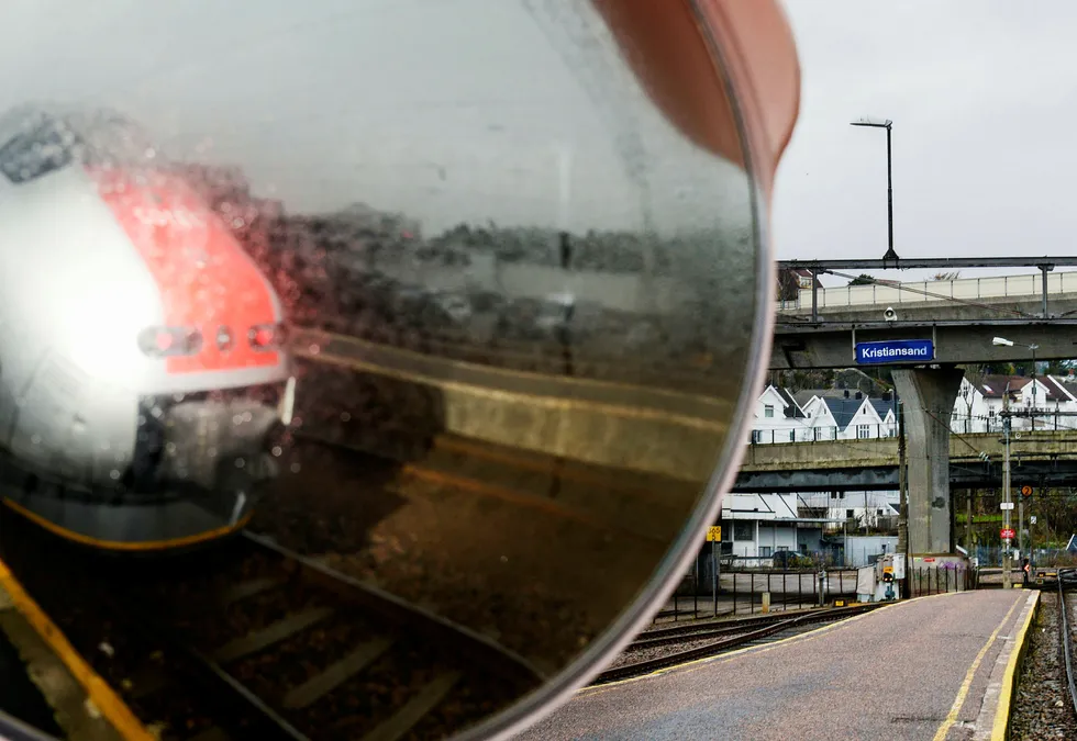 For høye krav til sikkerhetsstillelse demper konkurranse om å kjøre Sørlandsbanen, mener NHO. Foto: Jacob Buchard
