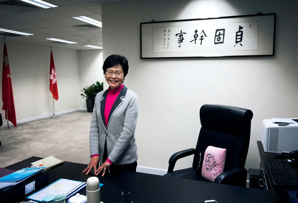 Politikeren Carrie Lam har flyttet inn i midlertidige kontorer i et høyhus i Central i Hong Kong etter at hun ble valgt til byens nye leder. 1. juli tar hun over residensen, og advarer unge demonstranter mot å bryte lov og orden. Foto: Per Ståle Bugjerde