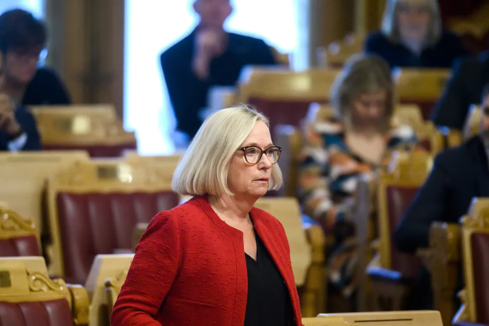 Senterpartiets Marit Arnstad, her under spontanspørretime i Stortinget med statsminister Erna Solberg.