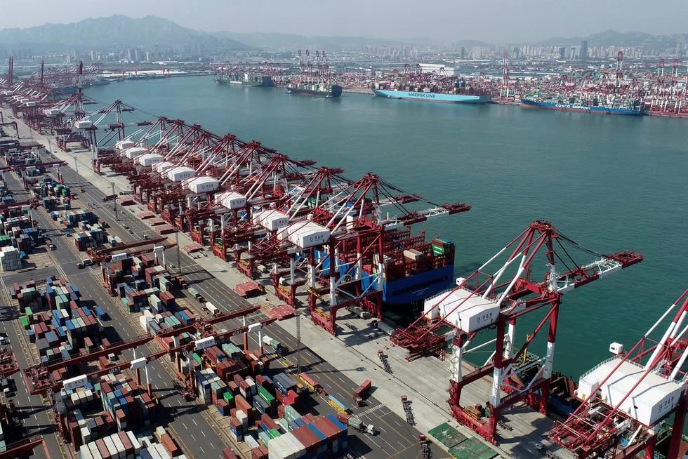 Det er høy aktivitet ved kinesiske havner med eksportvekst sammenlignet med i 2019. Her fra containerhavnen i Qingdao i forrige uke.