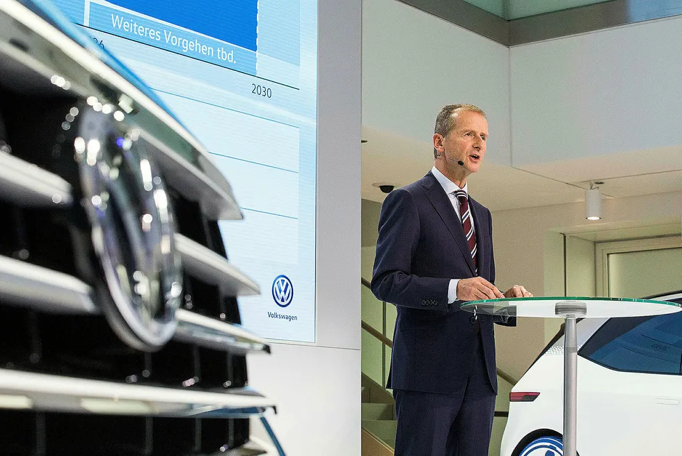 Volkswagens merkesjef Herbert Diess la tirsdag frem selskapets plan for å bli størst i verden på elbiler. Foto: Philipp von Ditfurth/Ap/NTB scanpix