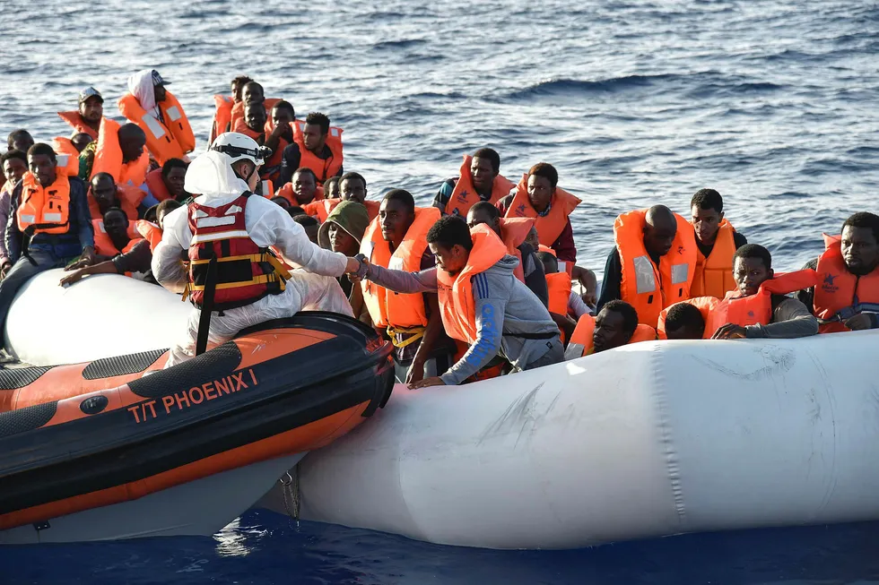 Straks en båtflyktning setter fot på et italiensk kystvaktskip, er hun under italiensk jurisdiksjon. Da kan hun ikke returneres gruppevis, men har krav på individuell behandling av sin asylsøknad med tolk, juridisk bistand, klagemulighet osv., skriver artikkelforfatteren. Foto: Andreas Solaro/AFP/NTB Scanpix