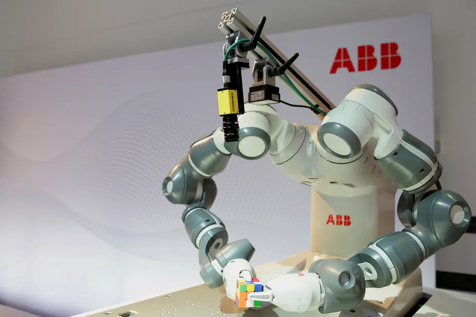 ABB's egen YuMi-robot, en hodeløs robot med to armer som er designet for å jobbe med mennesker, vil også gjøre nytte i den kommende fabrikken i Shanghai i Kina.