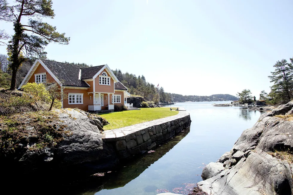 Ringøen-familiens landsted på egen øy i Høvåg ble solgt for 15,5 millioner kroner onsdag ettermiddag.