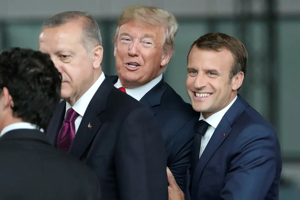 Frankrikes president Emmanuel Macron, USAs president Donald Trump og Tyrkias president Tayyip Erdogan fotografert sammen på Nato-toppmøtet i Brussel, Belgia onsdag. Foto: POOL New/Reuters