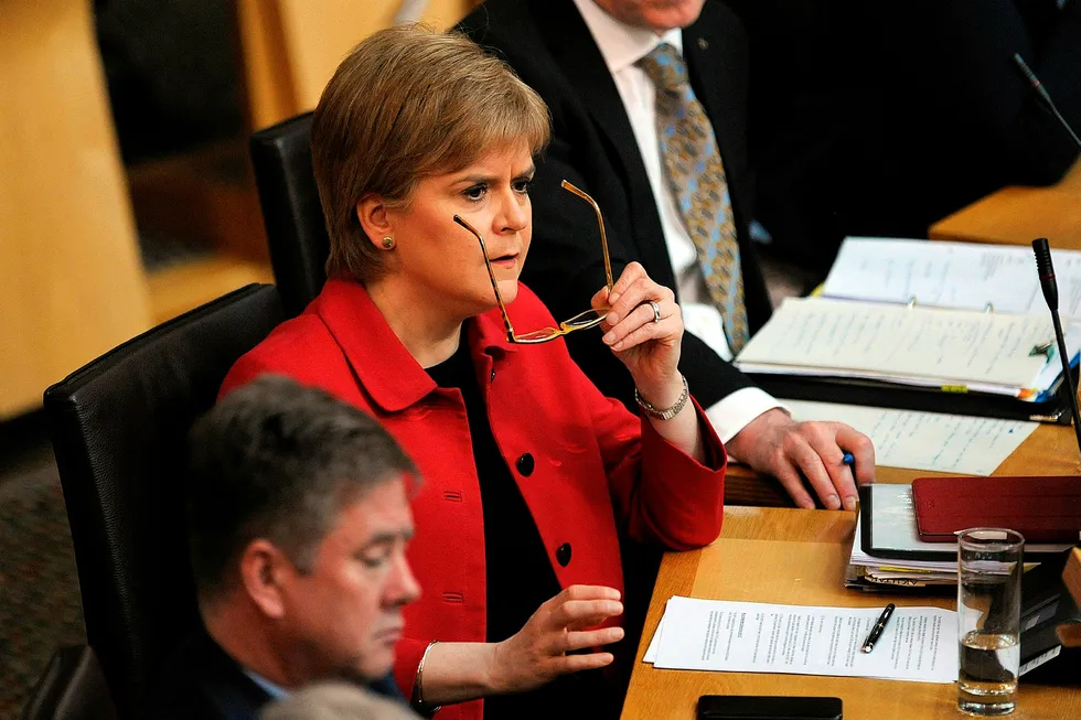 Skottlands førsteminister Nicola Sturgeon får støtte av sine egne, men veien til folkeavstemning er fremdeles lang. Foto: AFP PHOTO / POOL / Andy Buchanan