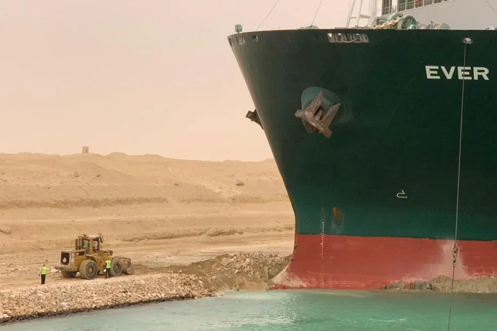 Onsdag 24. mars grunnstøtte et kontainerskip i Suez-kanalen i sterk vind. Trafikken er sperret begge veier.
