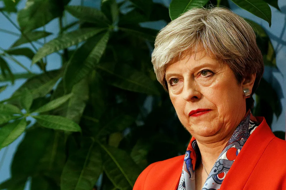 Storbritannias statsminister Theresa May ber om unnskyldning. Foto: Alastair Grant/AP Photo