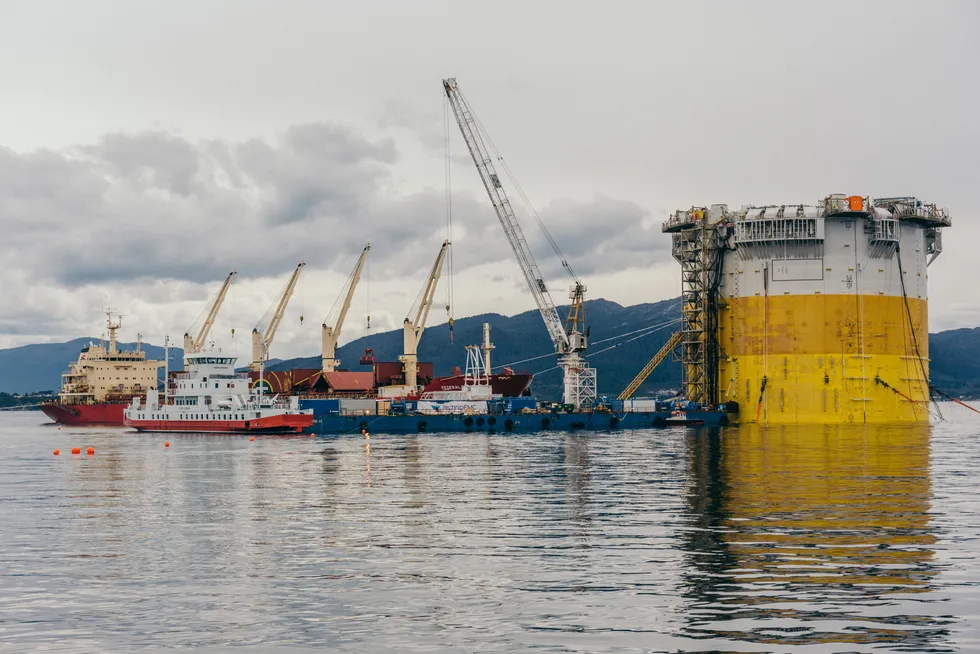 Equinor rapporterer ikke utslippene fra byggingen av Aasta Hansteen-plattformen (bildet) eller driften av skipene, skriver Knut Bergo.