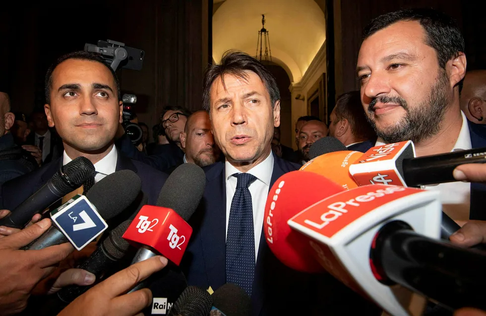 Den italienske visestatsministeren Luigi Di Maio, statsministeren Giuseppe Conte og innenriksministeren Matteo Salvini gjør seg klare til å legge frem budsjettforslaget for Europakommisjonen.