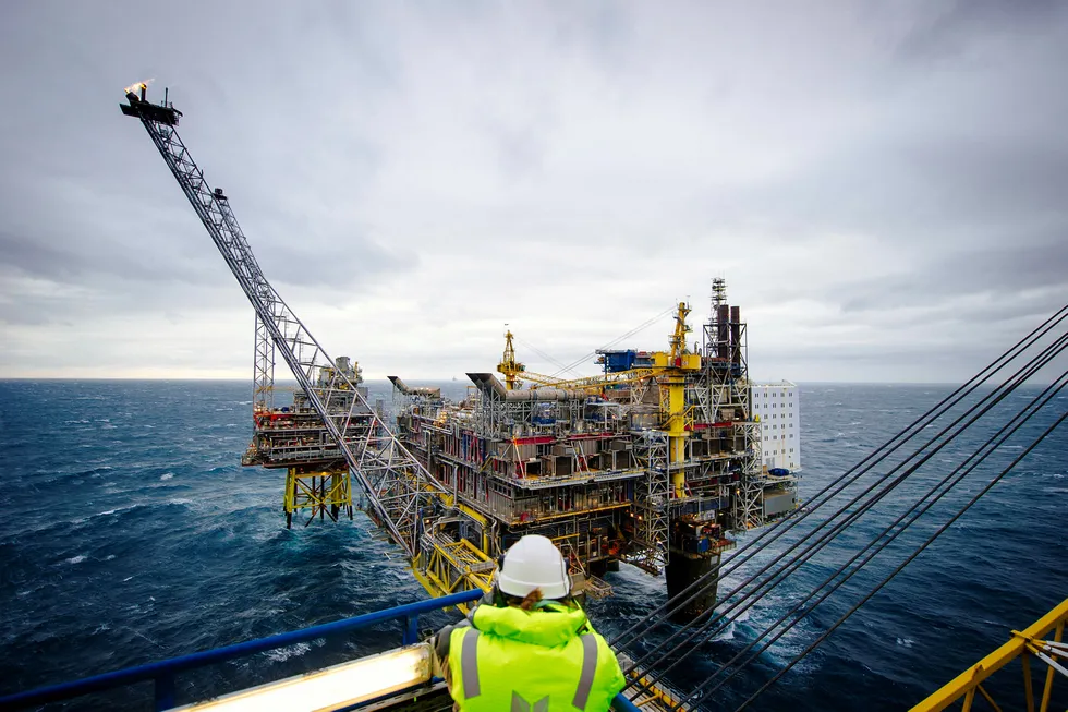 Oljeindustrien er Norges viktigste, men vi må bli mindre oljeavhengige i fremtiden. Her fra Oseberg-plattformen i Nordsjøen.