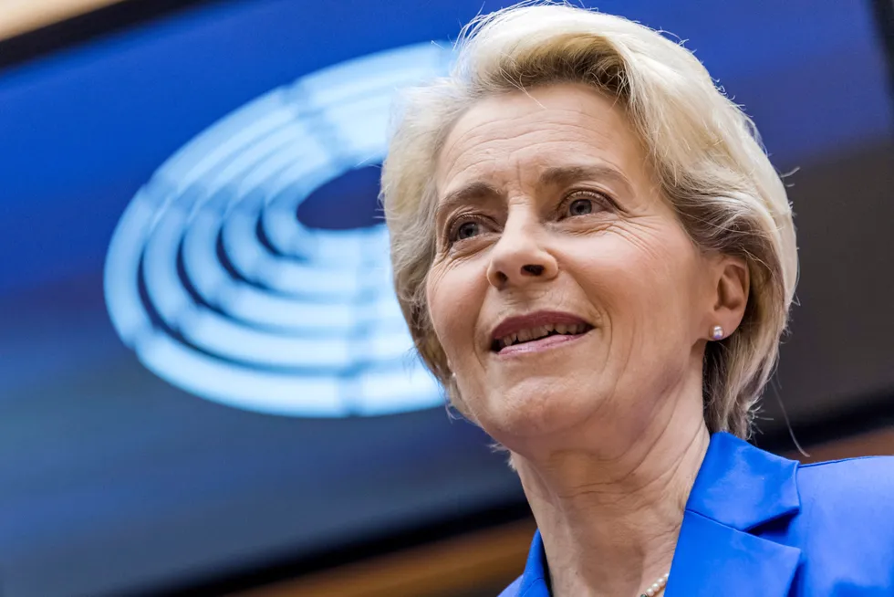 EU-kommisjonens president Ursula von der Leyen foreslo torsdag å senke pristaket til 60 dollar fatet. Men Polen er fortsatt ikke fornøyd.