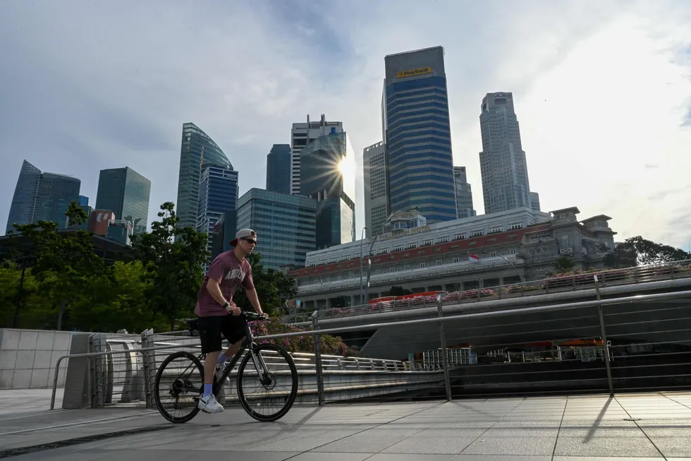 Singapore er en av verdens mest handelsavhengige økonomier. Grensene har vært stengt under koronapandemien. Nå er befolkningen nesten fullvaksinerte og den økonomiske aktiviteten er i ferd med å ta seg opp. Nye smitteutbrudd bekymrer.