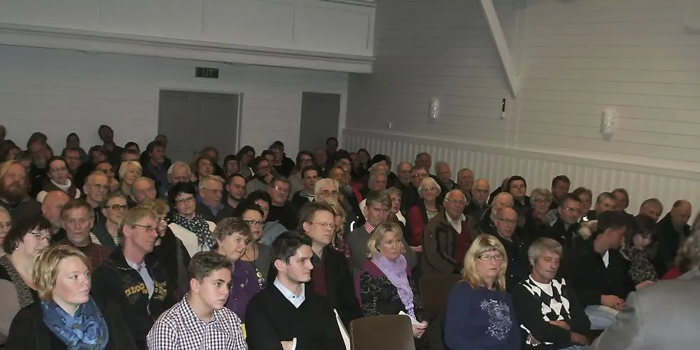 Nærmere 200 personer hadde funnet veien til ungdomshuset på Ballstad for å høre partilederne tiljuble nei til petroleumsaktivitet utenfor Lofoten Vesterålen og Senja. Foto: Willy Hauge