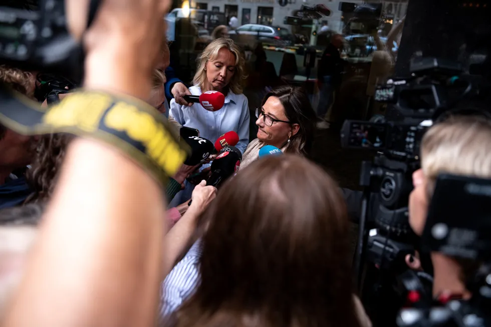 SAS' forhandlingsleder Marianne Hernæs (til høyre) møtte pressen like etter at streiken var i gang mandag 4. juli. Her med kommunikasjonsdirektør Karin Nyman.