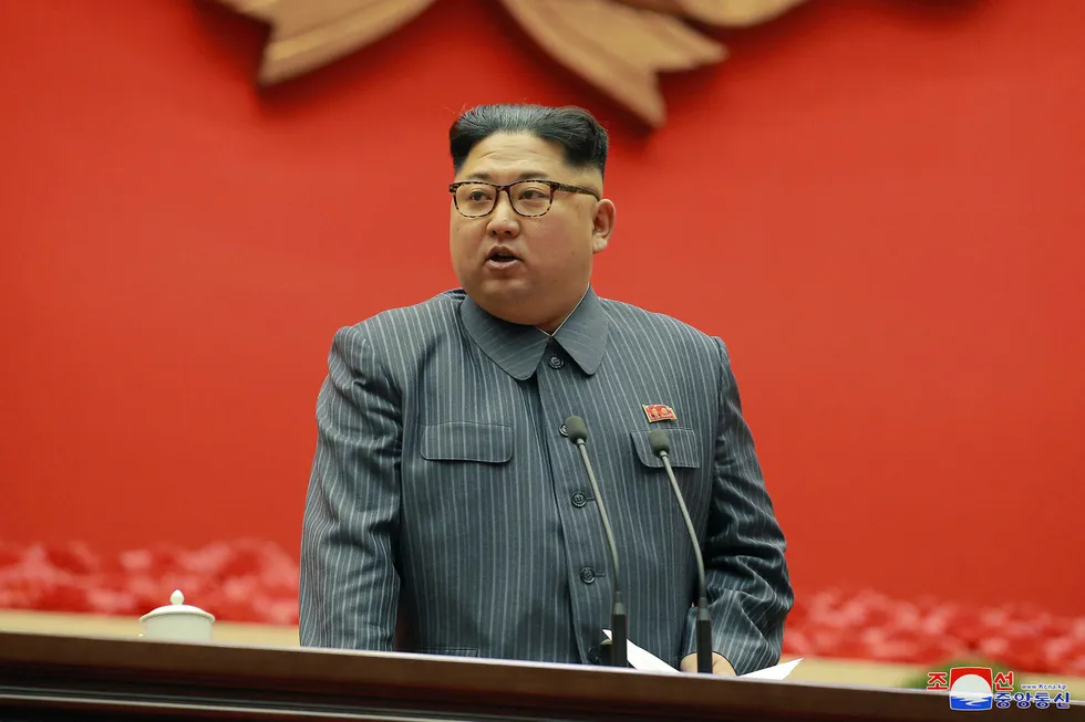 Som så mange andre statsledere, holdt også Kim Jong-un nyttårstale. Han sier landets atomvåpen nå er en realitet, og han tok seg tid til å ønske alt godt for både Nord- og Sør-Korea i det han håper blir et fredfylt OL i sør i februar. Foto: KCNA / AP / NTB scanpix