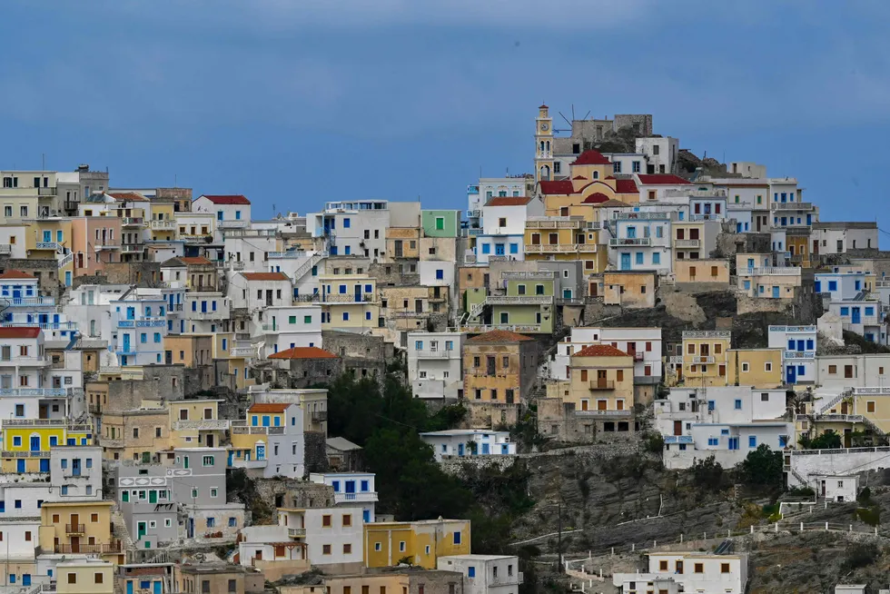 Hellas går bedre økonomisk, men maktesløsheten er høy etter åtte år med kutt og nedskjæringer. Misnøyen er sterk i steder som landsbyen Olymbos på Øya Kárpathos, der innbyggerne sier regjeringen gjør lite for dem.