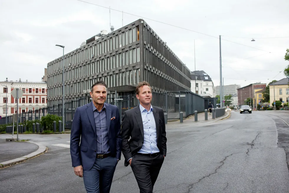 Administrerende direktør John Olof Solberg (til høyre) og salgs- og utviklingsdirektør Toivo Møller-Pettersen i CBRE skal straks i gang med salget av USAs tidligere ambassade i Oslo. – Dette er et ikonisk bygg fullt av historie, sier Solberg. Foto: Javad Parsa
