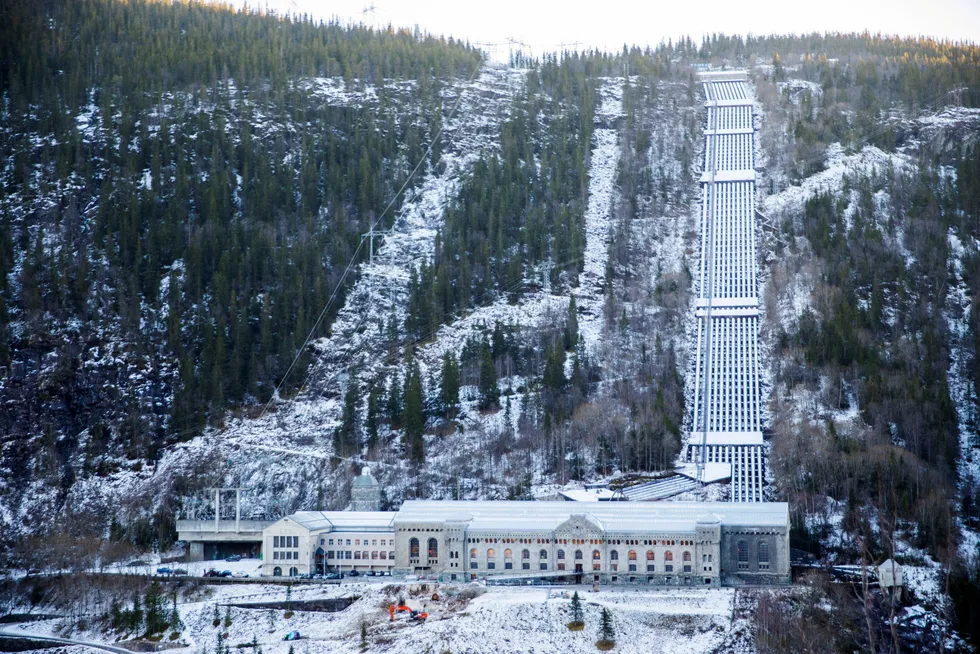 Eit døme på satsing på kortreist kraft er på Rjukan i Tinn kommune, skriv artikkelforfattaren. Her Vemork gamle kraftstasjon i Rjukan.