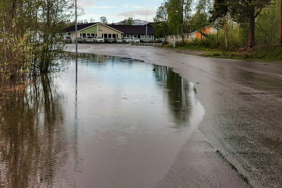 Vannstanden i Altaelva stiger, og Alta Kristne Grunnskole (i bakgrunnen) ble stengt på grunn av flommen mandag morgen.