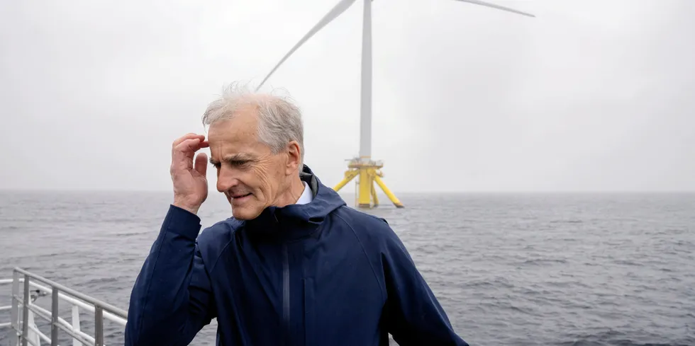Statsminister Jonas Gahr Støre foran en havvind-mølle utenfor Karmøy. Regjeringen må øke innsatsen til å kartlegge konsekvensene av havvind-utbyggingen, mener Fiskeribladet.