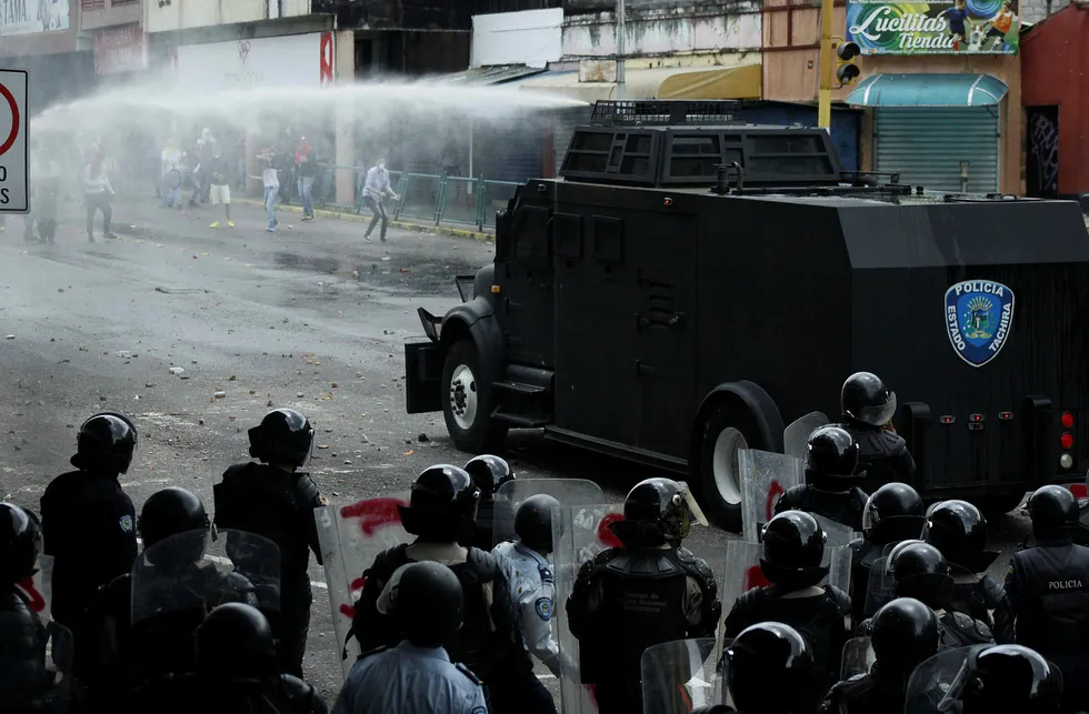 Tilhengere av opposisjonen i Venezuela støtte sammen med politiet onsdag. Foto: Carlos Eduardo Ramirez/REUTERS/NTB scanpix
