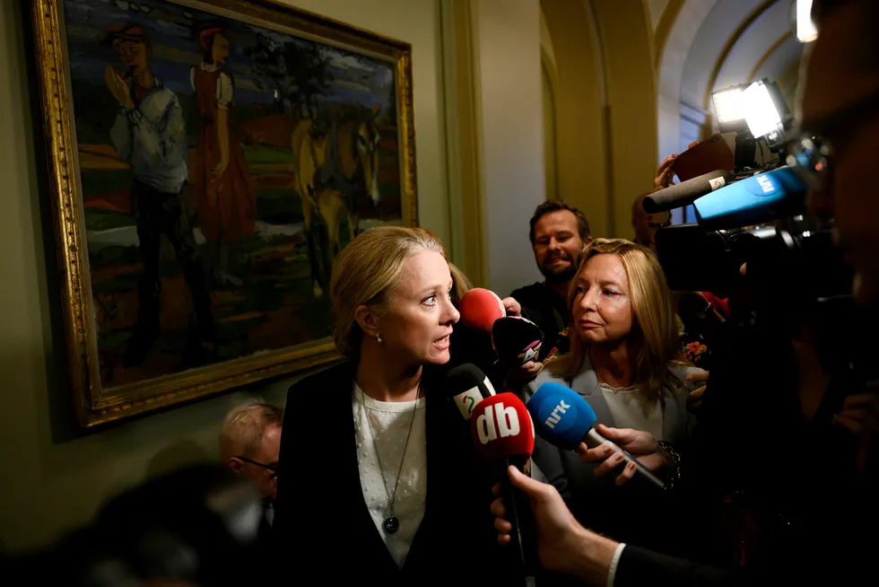 Arbeids- og sosialminister Anniken Hauglie ble forfulgt av mikrofoner på vei inn i stortingssalen for å redegjøre om Nav-skandalen.