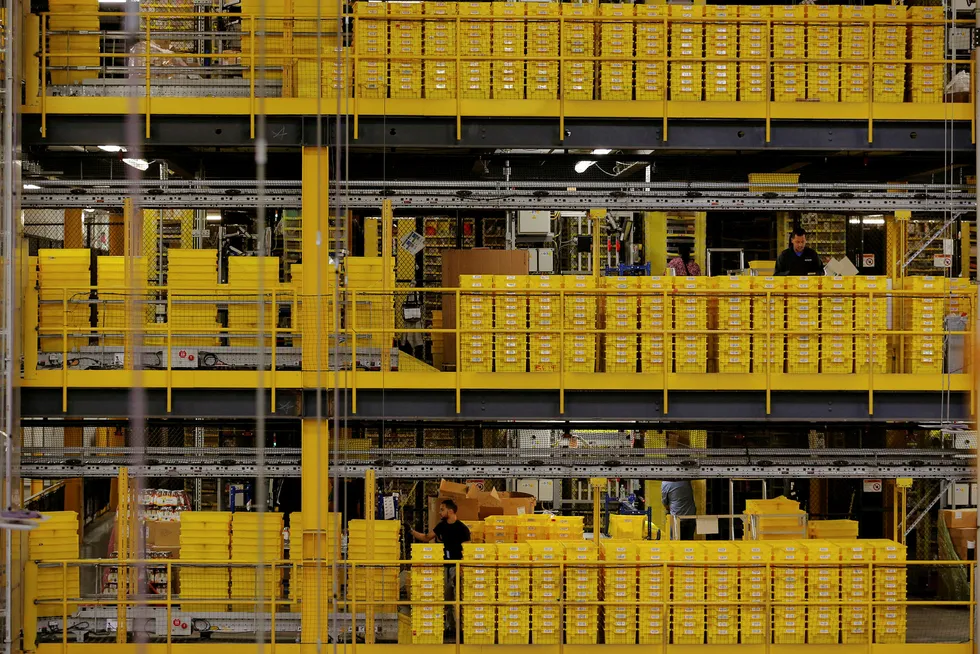 Arbeidere sorterer ting inne i en fabrikk på Amazon i New Jersey i USA. Foto: Lucas Jackson/Reuters/NTB Scanpix