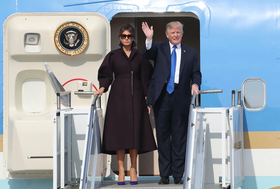 Stadig færre i USA mener presidenten gjør en god jobb. Her ankommer Donald trump og Melania Trump Sør-Korea tirsdag. Foto: Lee Jin-man/AP photo/NTB scanpix