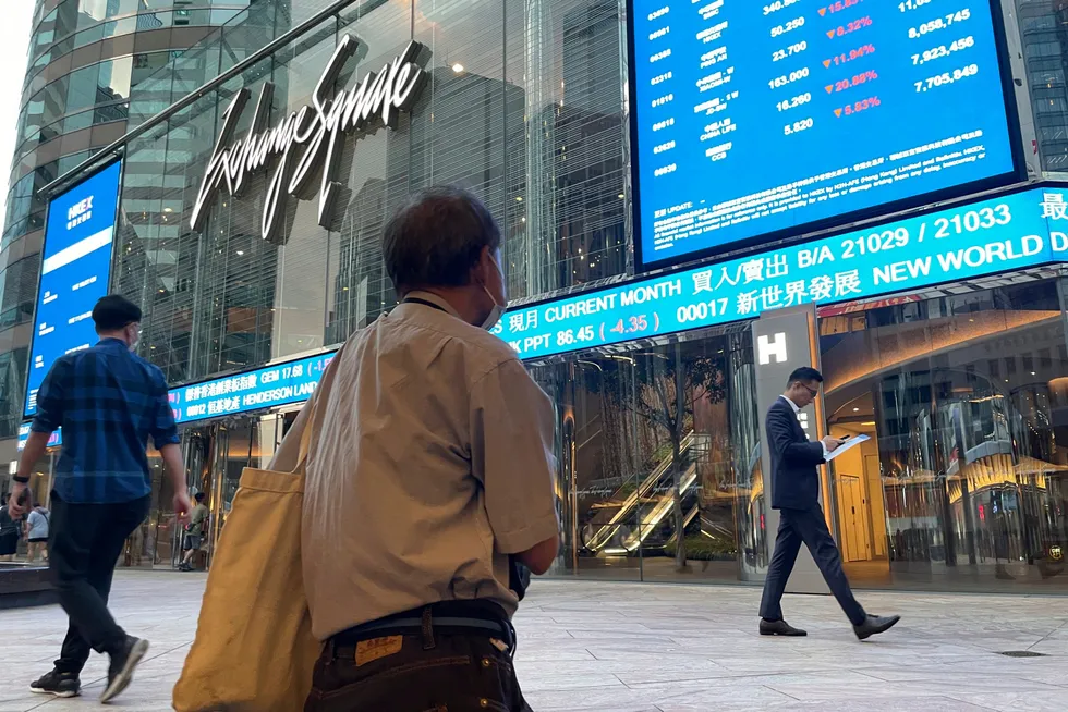 Det har vært store bevegelser ved børsene i Hongkong og på det kinesiske fastlandet denne uken. Hang Seng-indeksen i Hongkong falt med over ni prosent på tirsdag. Nå har den tatt seg opp igjen i forventninger om nye tiltak fra Kina kommende helg. Her fra børsen i Hongkong.