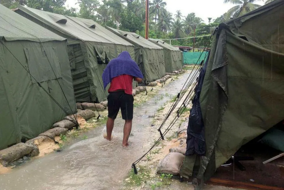 Australias asylsøker-leir på Papa Ny-Guinea skal stenges, men mange av beboerne ønsker ikke å forlate leiren i frykt for vold. Arkivfoto av leiren fra 2016. AFP PHOTO/REFUGEE ACTION COALITION