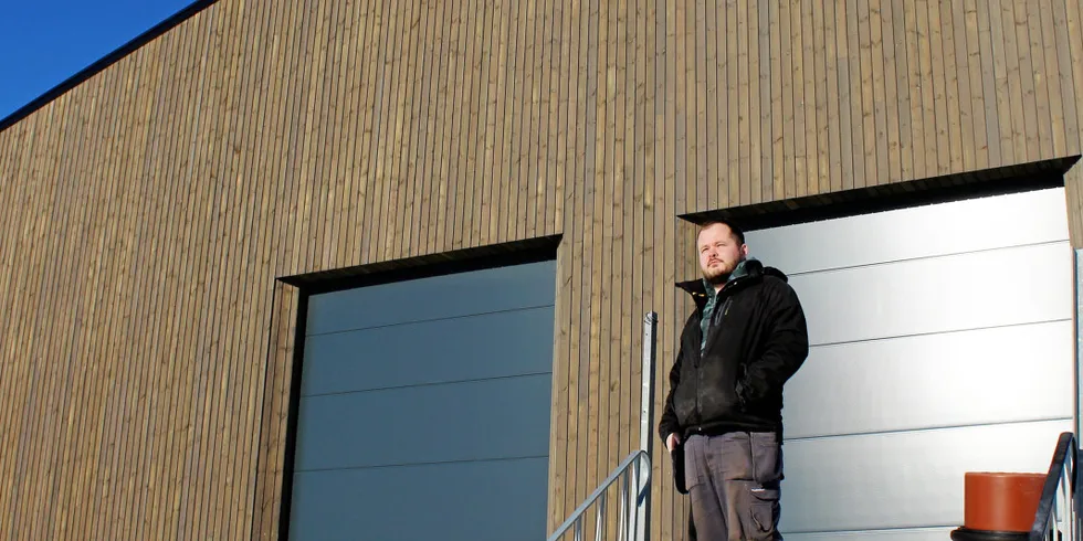 Daglig leder Lasse Brun ser fram til å få åpnet dørene på Meløys nye fiskemottak i havna på Reipå. Fremdeles gjenstår det å få delt opp og innredet hallen, og bygge kai, men når dette er på plass vil et aktivt fiskerimiljø på Reipå få et etterlengtet tilbud på plass.