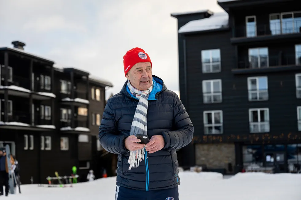 Eiendomsinvestor Pål Georg Gundersen har valgt å holde Vestlia Resort åpent i julen, selv om mer enn halvparten av gjestene har avbestilt. Mest av alt ønsker han seg muligheten til å skjenke alkohol med visse begrensninger.