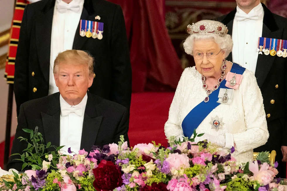 USAs president Donald Trump lytter til dronnings Elizabeths tale under gallamiddagen på Buckingham Palace i London mandag.