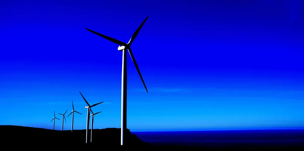 Ifølge regjeringen sørger omfattende overgangsordninger for vindkraftens grunnrenteskatt blir kraftig redusert de første årene.