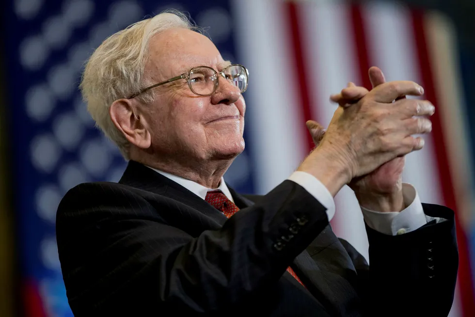 Finansmannen Warren Buffett, her mens han applauderer for fjorårets presidentkandidat Hillary Clinton i Omaha. Foto: Andrew Harnik/AP Photo/NTB Scanpix