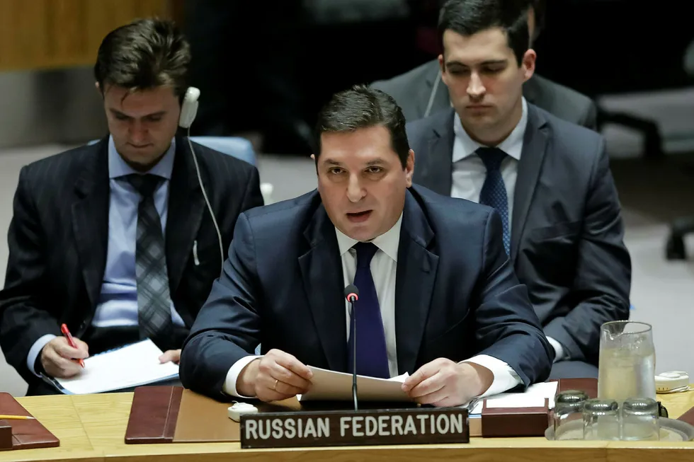 Russlands viseambassadør til FN, Vladimir Safronkov, snakker under sikkerhetsrådets møte i FN onsdag kveld. Foto: Bebeto Matthews/AP photo/NTB scanpix